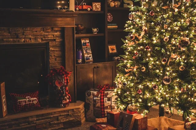artificial-christmas-wreaths-traditional-and-specially-designed