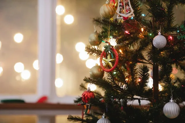 holiday-decorating-the-prelit-artificial-christmas-tree